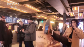 在宿舍撅着屁股被双根室友玩